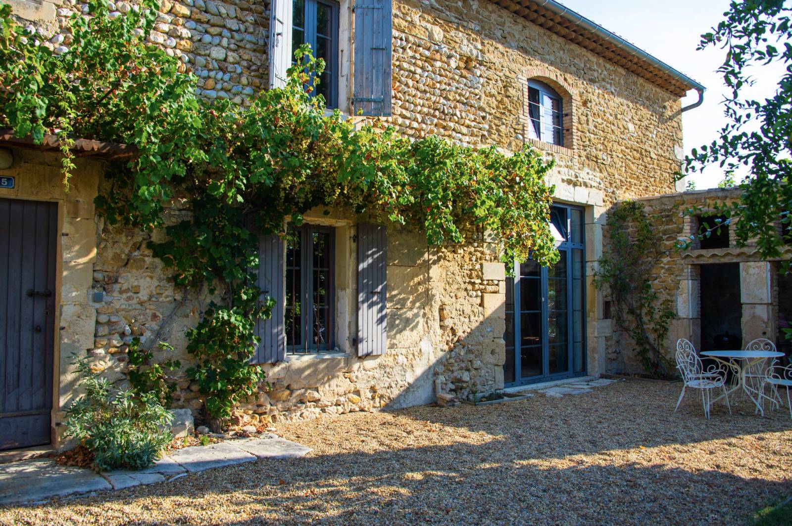 Mas de village à louer, jardin clos Bouchet en Drôme Provençale Piscine et balançoire