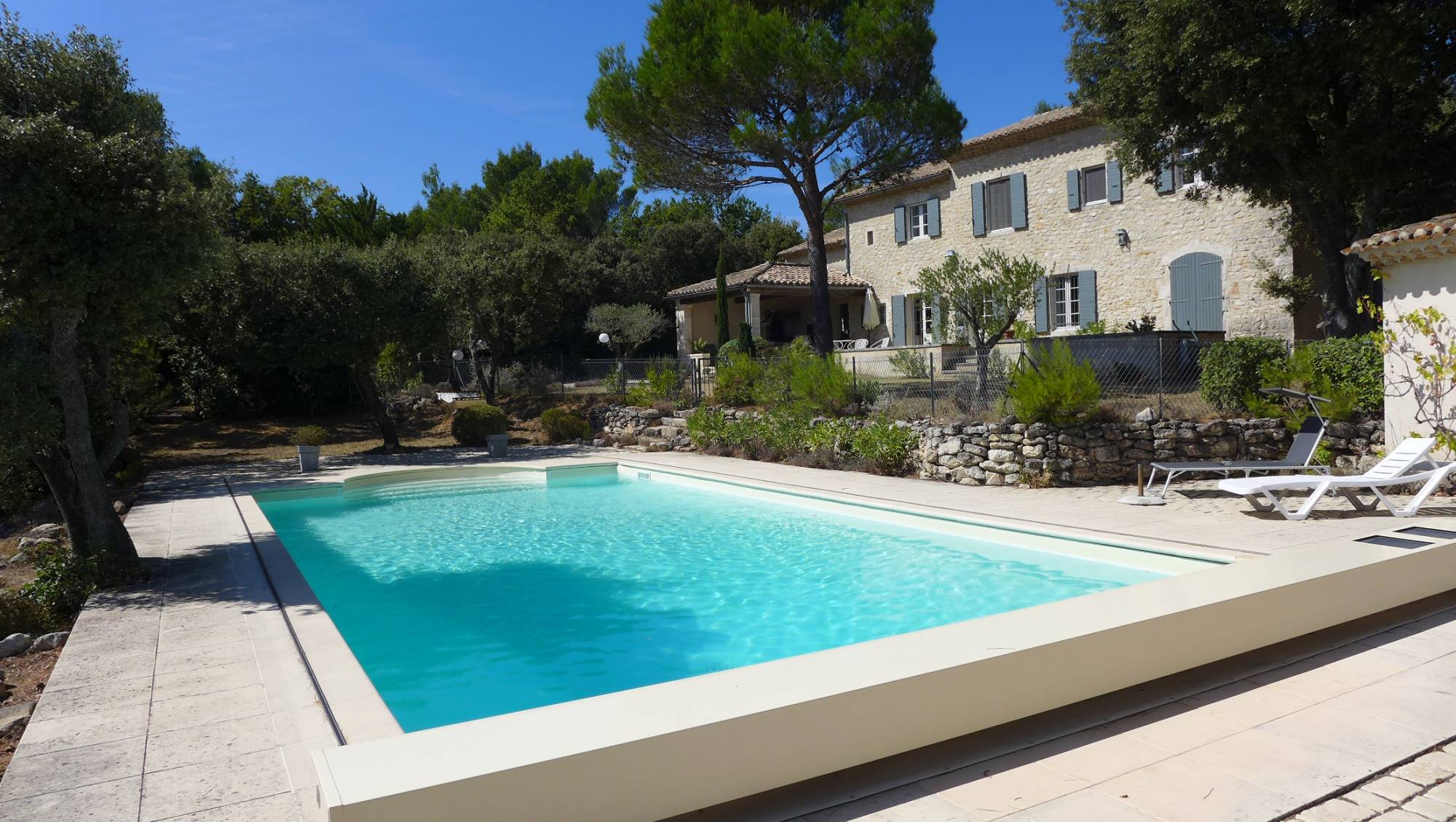 Location saisonnière en Drôme Provençale avec piscine