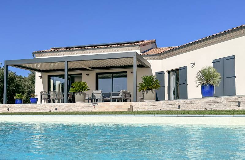 Villa contemporaine à louer, piscine chaufée à Saint Restitut 